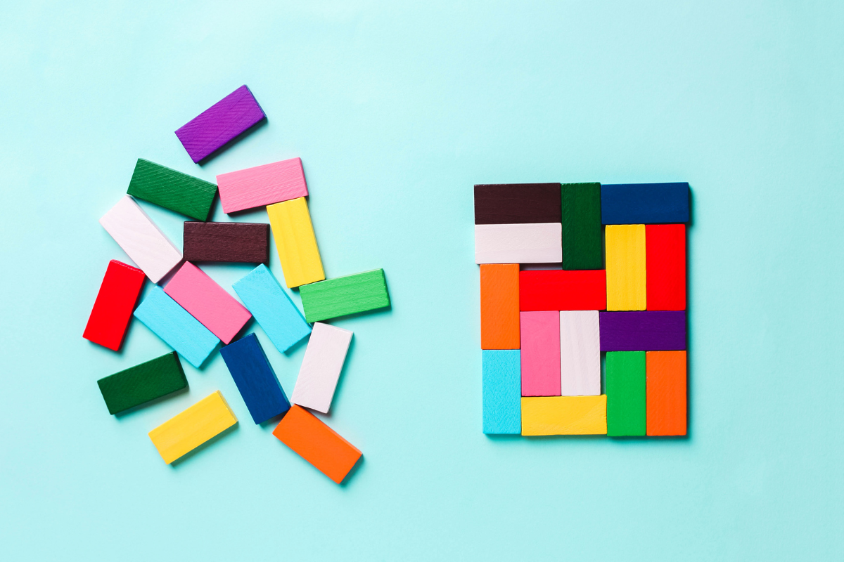 An image of colorful tile blocks. On the left are disarranged ones and on the right are arranged ones.