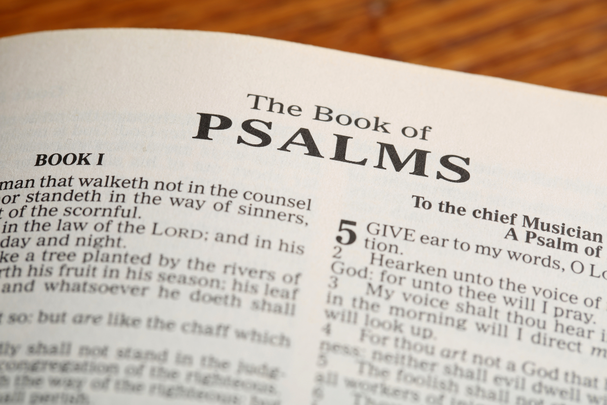 An image of the first pafe of the Book of Psalms in the Holy Bible.